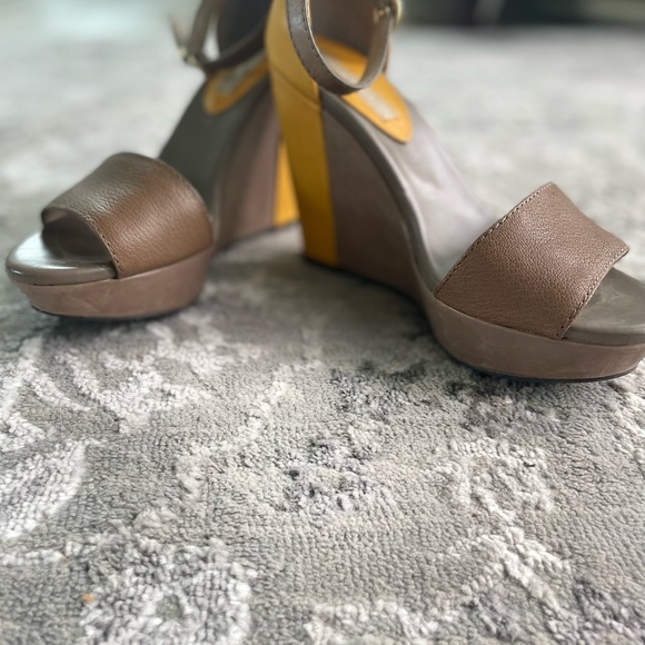 Banana Republic yellow and tan leather wedge - Picture 4 of 4